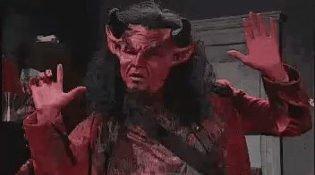 如果你仔细想想，会发现生日宴就像是恶魔的仪式：大家围绕着一个燃烧的物体吟唱，它代表着你生命已经失去了多少年