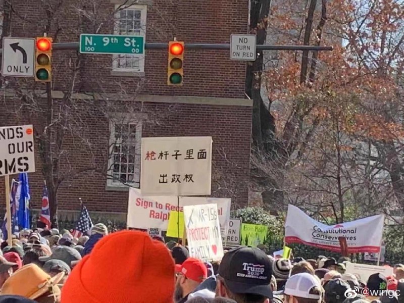美国维吉尼亚州长宣布进入紧急状态，原因是周一有大量携带武器的、支持宪法第二修正案的示威者聚集在 Richmond，更有示威者用中文打出”枪杆子里面出政权“的口号